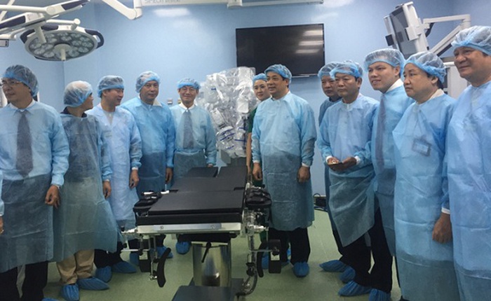Lần đầu tiên tại Việt Nam, triển khai phẫu thuật nội soi bằng robot cho người lớn