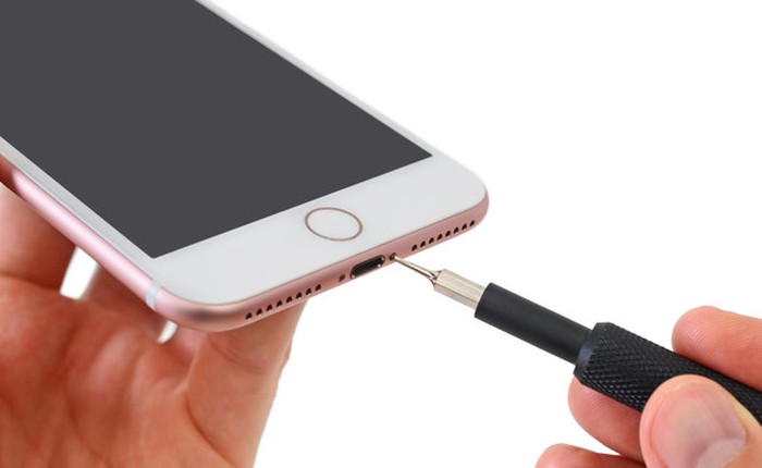Cổng tai nghe 3.5 mm trên iPhone 7/7 Plus được thay thế bằng một cục nhựa chẳng có tác dụng gì