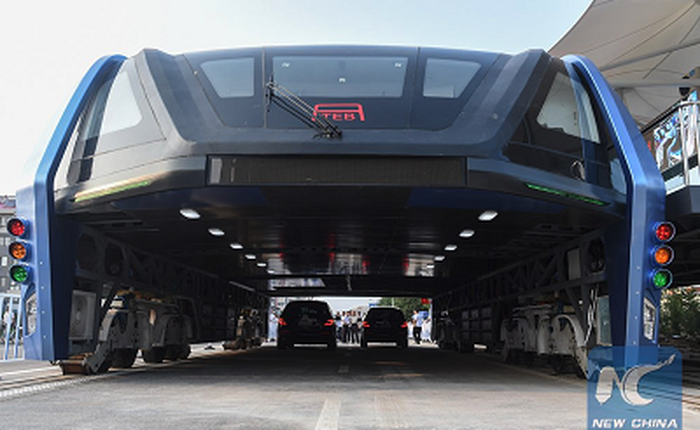 Trung Quốc chính thức đưa "xe bus dạng chân" đầu tiên trên thế giới vào hoạt động, giải quyết nạn tắc đường