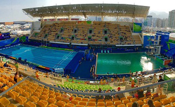 Lạ thường nước trong bể bơi tại Olympic 2016 đổi màu xanh lá chỉ sau một đêm