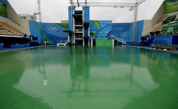 Đã tìm ra lý do vì sao bể bơi Olympic chuyển thành màu xanh chỉ sau 1 đêm