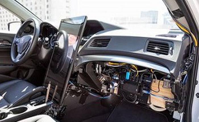 Hệ thống biến xe ô tô thường thành xe tự lái của hacker huyền thoại GeoHot chỉ có giá 999 USD
