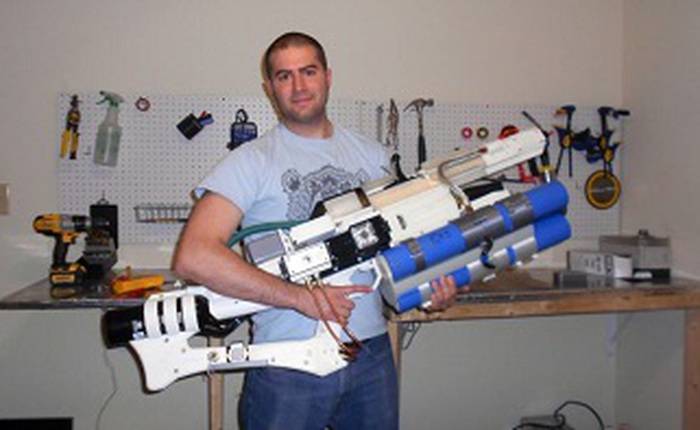 Anh chàng này chế được khẩu railgun tại nhà bằng máy in 3D, bắn được cả đạn plasma