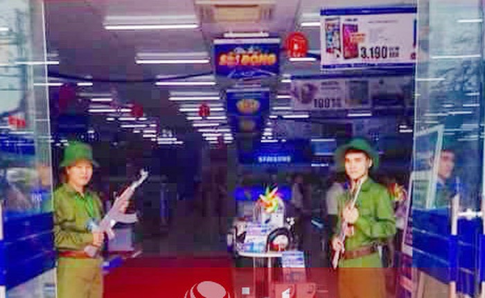 Facebook lan truyền hình ảnh đôi nam nữ cầm súng đón khách tại siêu thị Trần Anh