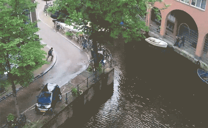 Rượt đuổi kinh hoàng giữa xe Porsche với ca-nô ngay tại Amsterdam, một xe Mercedes bị hất văng xuống sông