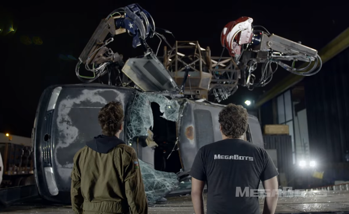 Robot Mỹ biểu trưng sức mạnh: nhấc xe ô tô lên cao rồi ném xuống đất vỡ vụn