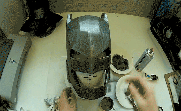 Hướng dẫn làm mũ giáp Batman chất lừ như trong phim từ bìa các tông