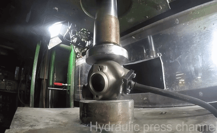 Xem cảnh máy nén thủy lực đè bẹp bộ tăng áp cứng cáp dễ dàng như thế nào