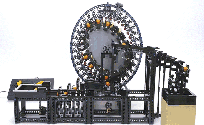 Cỗ máy phức tạp này được tạo thành từ lego, và nó hoạt động không thể hoàn hảo hơn