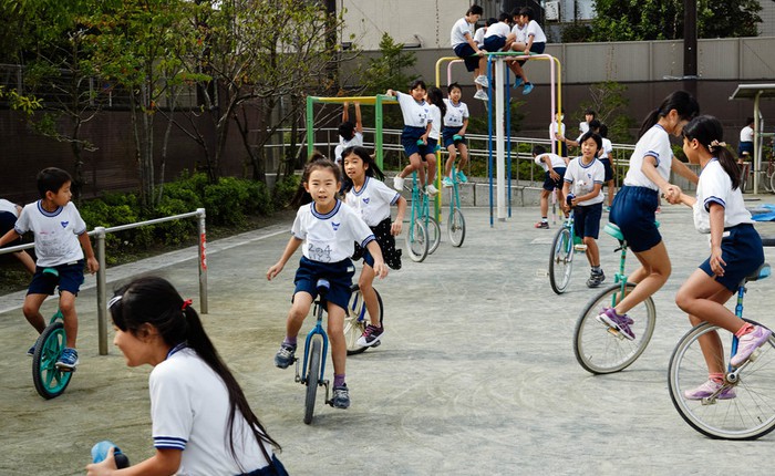 Người Nhật giáo dục trẻ em tự lập bằng cách đi xe đạp một bánh, tại sao lại thế?
