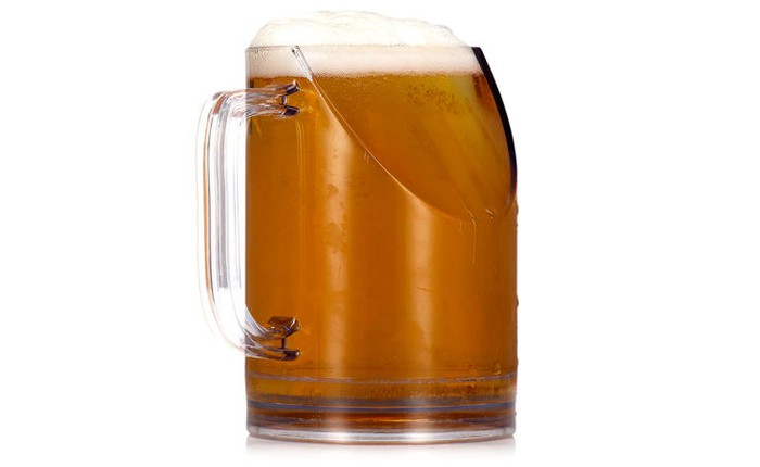 Khi bạn uống bia thì ly bia sẽ che màn hình TV lại, vấn đề đau đầu này đã được giải quyết