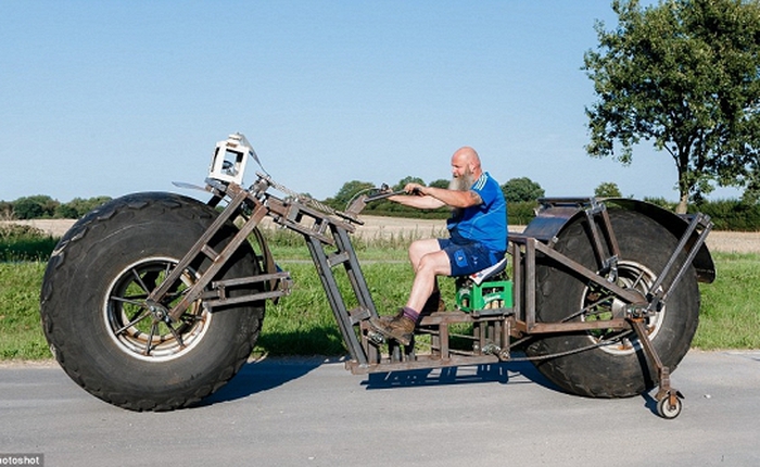"Đại ca" râu rậm chế tạo xe đạp khổng lồ nặng gần 1 tấn