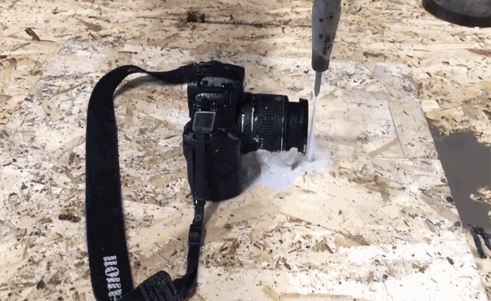 Chứng kiến tia nước tử thần cắt đôi máy ảnh phim làm 2 mảnh