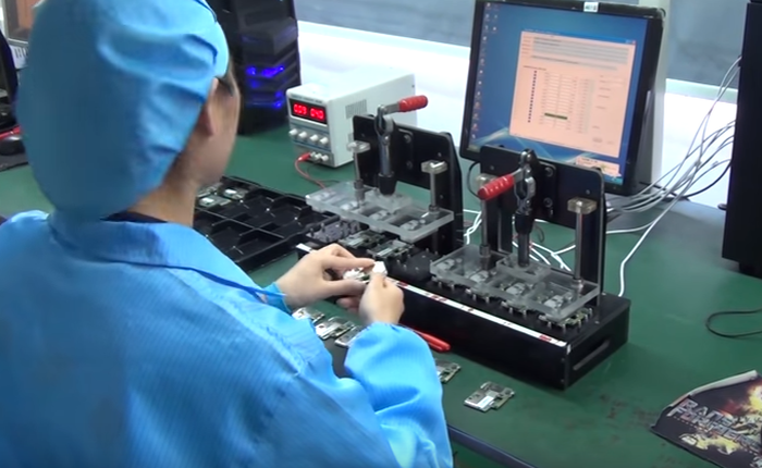 Đột nhập một xưởng sản xuất smartphone giá rẻ tại Trung Quốc