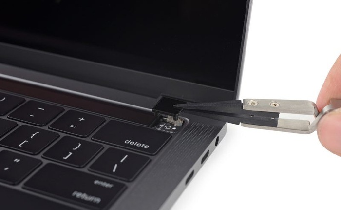 iFixit "bóc máy" MacBook Pro 13-inch Touch Bar: rất khó sửa chữa, lỗ loa chỉ dùng để trang trí