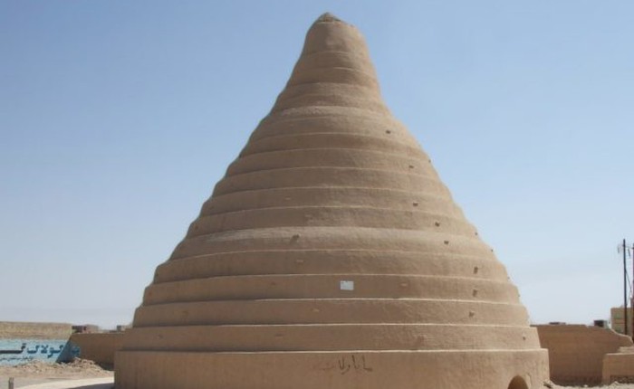 Nằm giữa sa mạc nóng cháy, đây chính là chiếc tủ lạnh 2.400 năm tuổi có thể giữ được cả băng đá