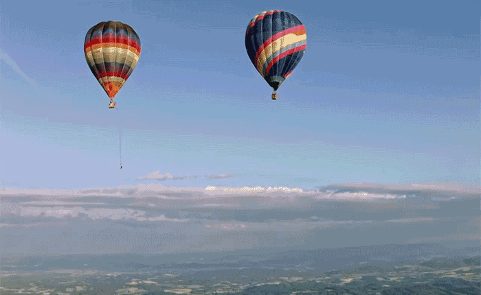 Chơi xích đu thường thì quá chán, người ta đã dùng 2 khinh khí cầu để đung đưa trên độ cao 1800m