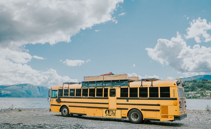 Biến xe bus trường học thành khách sạn mini, gia đình này liền đi du lịch xuyên châu Âu