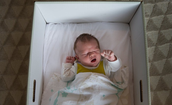 Vì sao trẻ em mới sinh ở Phần Lan đều ngủ trong một chiếc hộp các tông?