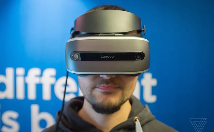 Lenovo ra mắt chiếc kính VR Windows Holographic tại CES 2017, kết hợp giữa Oculus Rift và HoloLens