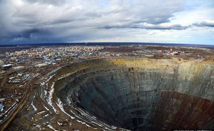Khám phá mỏ kim cương khổng lồ nhất thế giới ở Siberia, bạn không thể dùng trực thăng bay qua miệng hố