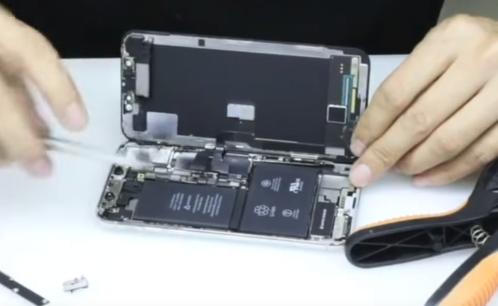 Đã có video mổ bụng iPhone X đầu tiên trên thế giới - Xuất hiện tới 2 viên Pin trong máy
