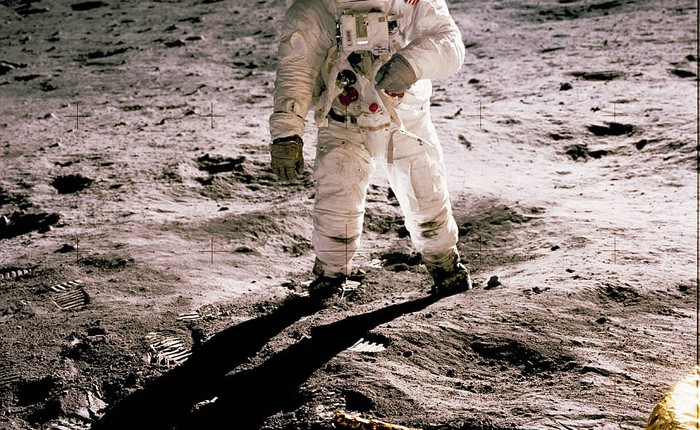 Bộ ảnh tư liệu được phục chế màu đẹp xuất sắc, kể lại sự kiện con người lần đầu tiên đặt chân lên Mặt Trăng