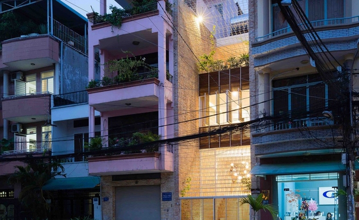 Một ngôi nhà Việt rất lạ: "Sài Gòn chật hẹp lắm em ơi, lô phố nhìn nhau qua cửa sổ, thô mộc giữa đời ở đâu ra?"
