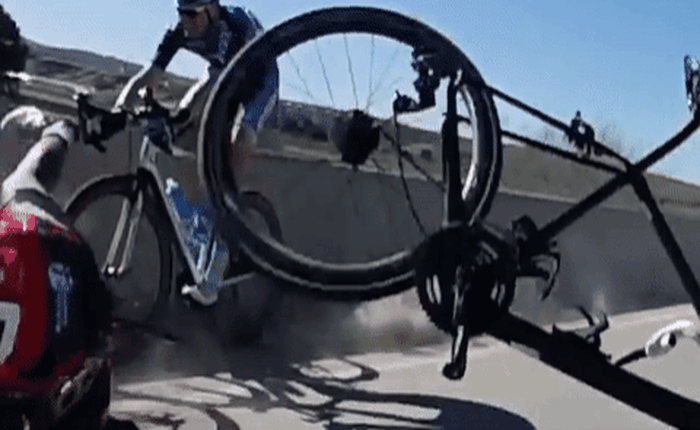 Tay lái xe đạp siêu may mắn, bị tông suýt bay ra khỏi cầu nhưng vẫn bám lại được