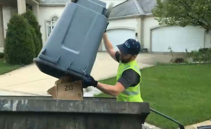 Gặp gỡ streamer chuyên quay trực tiếp cảnh mình làm công việc thu gom rác thải hàng ngày