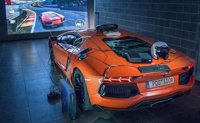 Anh chàng chịu chơi, chế siêu xe Lamborghini Aventador thành bộ điều khiển Xbox để chơi game đua xe
