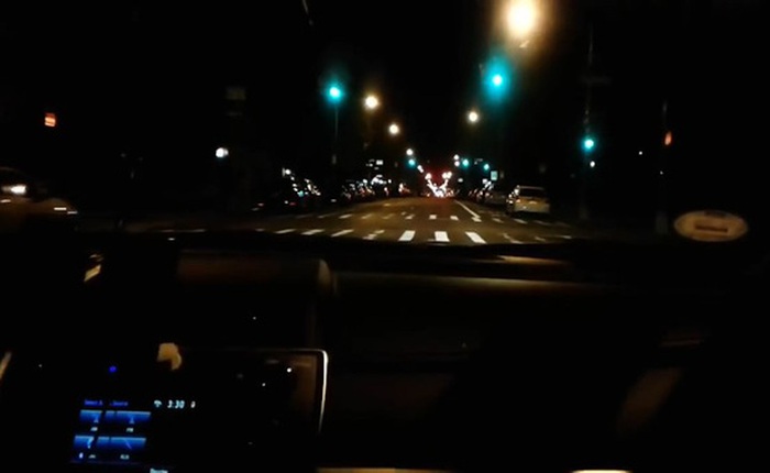 Sở thích lạ của bác tài Uber chạy một mạch gần nửa tiếng, vượt qua 236 đèn xanh liên tiếp, không gặp đèn đỏ nào!