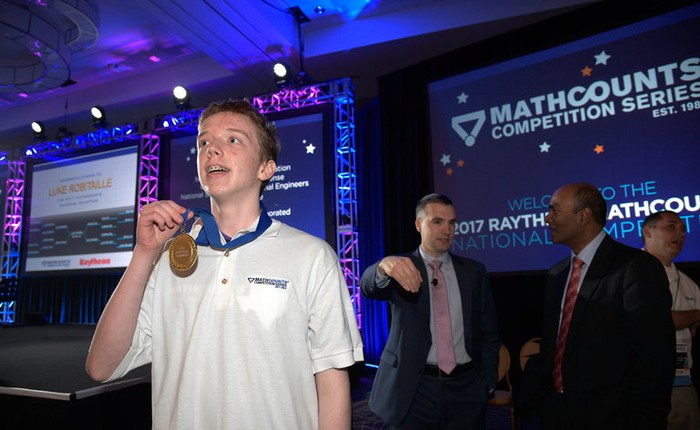Cậu bé 13 tuổi thắng cuộc thi toán học quốc gia, giành 20.000 USD học bổng nhờ câu trả lời về 100 con gà mổ lung tung