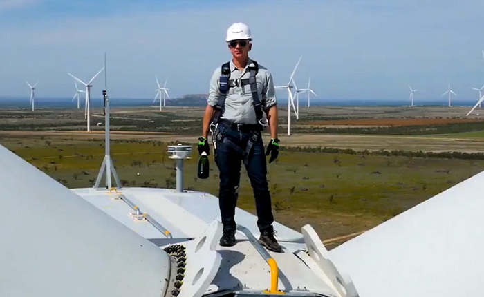 Jeff Bezos đập champagne trên đỉnh turbine gió cao gần 100 mét, khánh thành trang trại điện gió lớn nhất của Amazon