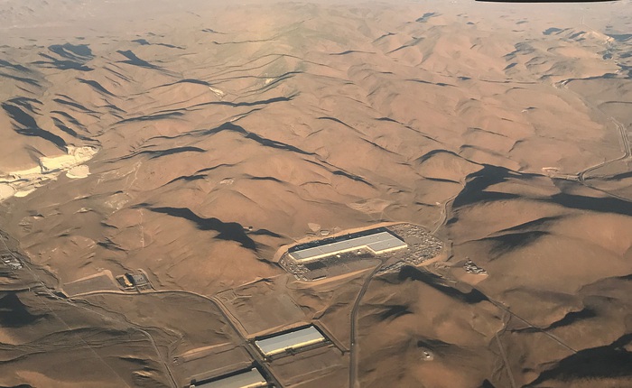 Phải nhìn từ trên máy bay như thế này mới thấy độ "khủng" của siêu nhà máy Tesla