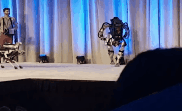 Vừa biểu diễn ngon lành xong, chú robot tội nghiệp trượt chân ngã sấp mặt