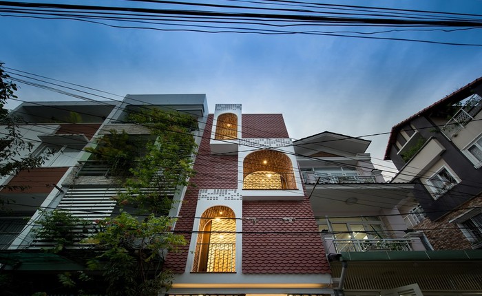 Mặt tiền chật hẹp lại nằm giữa phố đông đúc, ngôi nhà trong ngõ nhỏ Sài Gòn vẫn làm được cả một khu vườn bên trong