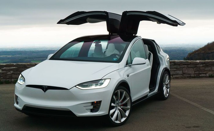 Xe gia đình Tesla Model X kéo thêm gần 2 tấn vẫn đua thắng cả siêu xe thể thao 4 chỗ