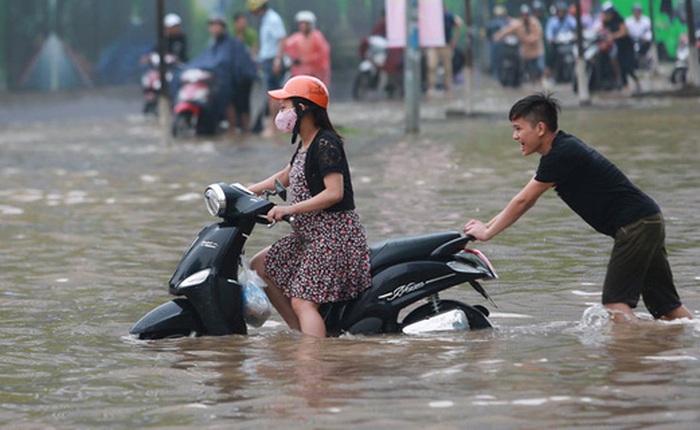 Mưa cả ngày chưa ngớt, để không còn phải xắn quần lội nước dắt xe, hãy mở ngay trang trực tuyến báo điểm ngập úng của TP Hà Nội