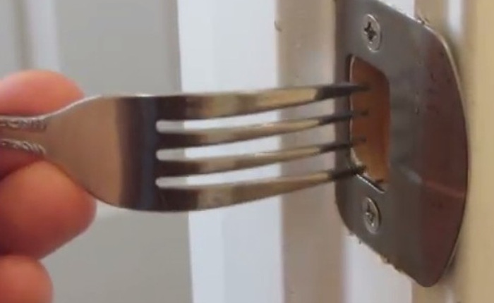 Mẹo nhỏ chế tạo chốt khóa cửa dễ dàng từ....dĩa ăn
