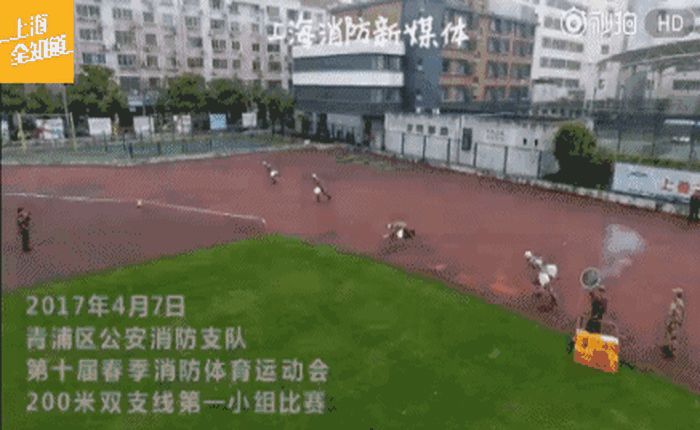Lính cứu hỏa Trung Quốc trở thành ngôi sao mạng xã hội vì... chạy nhanh như Kaka