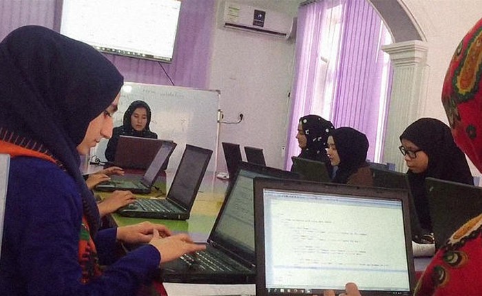 Nghề code lên ngôi, lớp học lập trình dành cho nữ sinh ở Afghanistan đã tốt nghiệp khóa đầu tiên