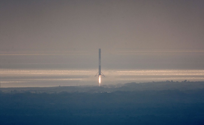 SpaceX lần thứ 3 đáp cánh thành công tên lửa Falcon 9 trên mặt đất