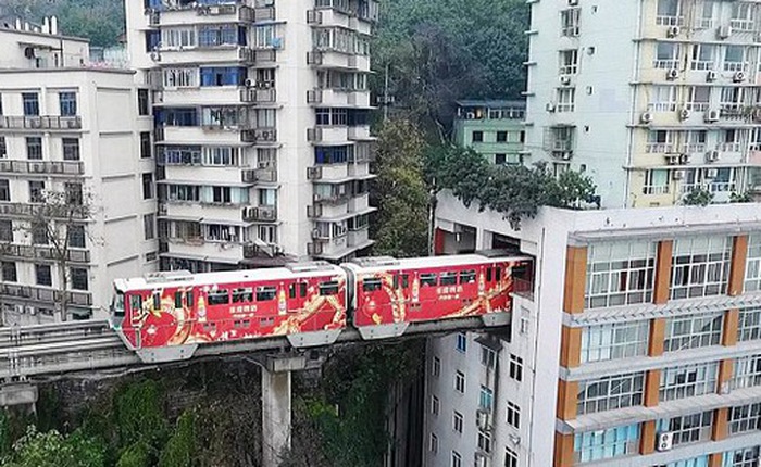 Xem cảnh tàu chạy xuyên qua nhà cao tầng độc nhất vô nhị ở Trung Quốc