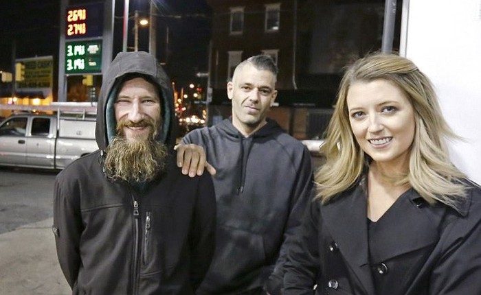 Giúp đỡ cô gái với 20 USD cuối cùng trong túi, người đàn ông vô gia cư được trả ơn với số tiền lên tới 375.000 USD