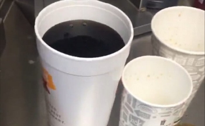 Video gây bão cộng đồng mạng của nhân viên hãng đồ ăn nhanh: Cốc kích cỡ khác nhau mà đựng cùng một lượng nước ngọt?