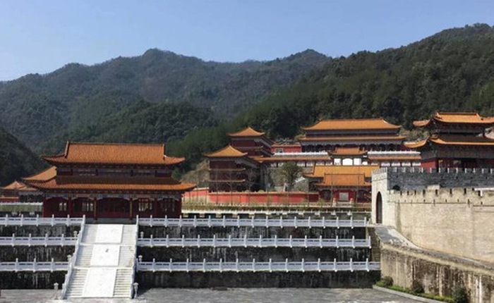 Sinh viên Trung Quốc thích thú với trường học có lối thiết kế như Hoàng cung, đi học như lên chầu