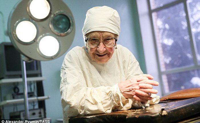 Vị bác sĩ này đã gần 90 tuổi, nhưng bà vẫn thực hiện 4 ca phẫu thuật mỗi ngày