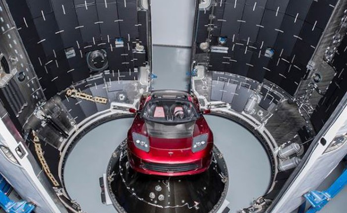 Elon Musk hé lộ hình ảnh chiếc Tesla Roadster đầu tiên lên Sao Hỏa cùng tàu Falcon Heavy của SpaceX