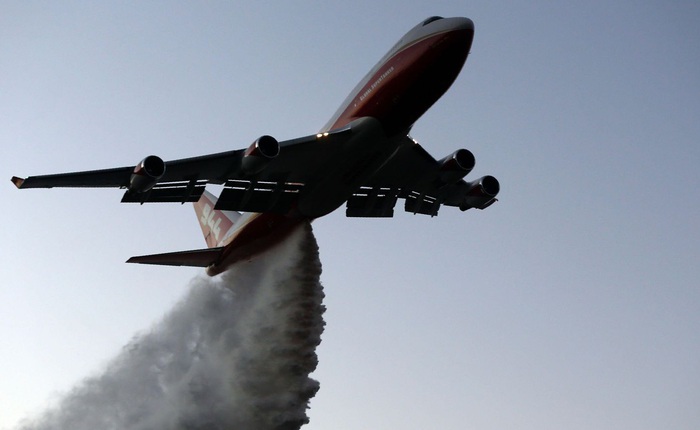 Xem máy bay Boeing 747 mang theo 75 mét khối chất làm chậm cháy xử lý "Đại thảm họa" cháy rừng ở California